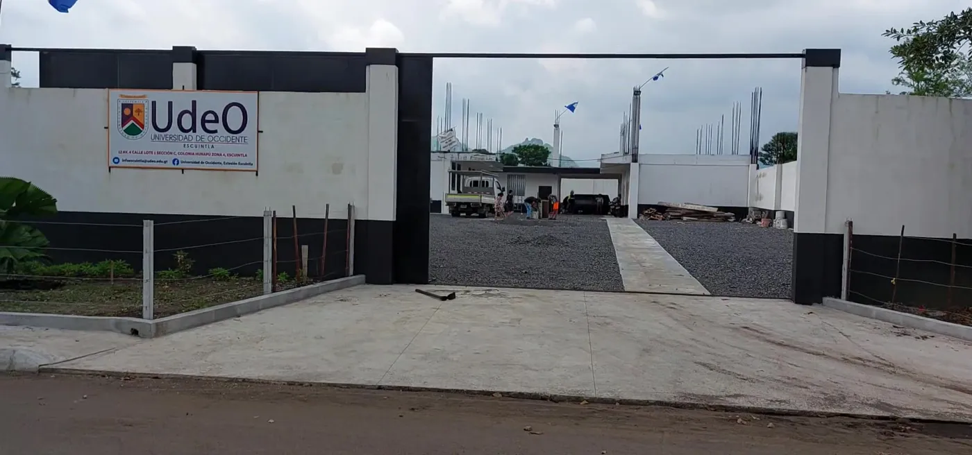 Entrada del campus de la Universidad de Occidente en colonia Hunapú, Escuintla