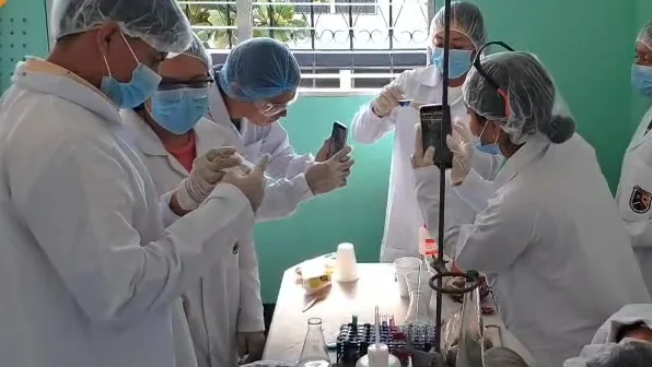 Alumnos en el laboratorio de química analítica